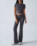 Completo da salotto con crop top e pantaloni svasati