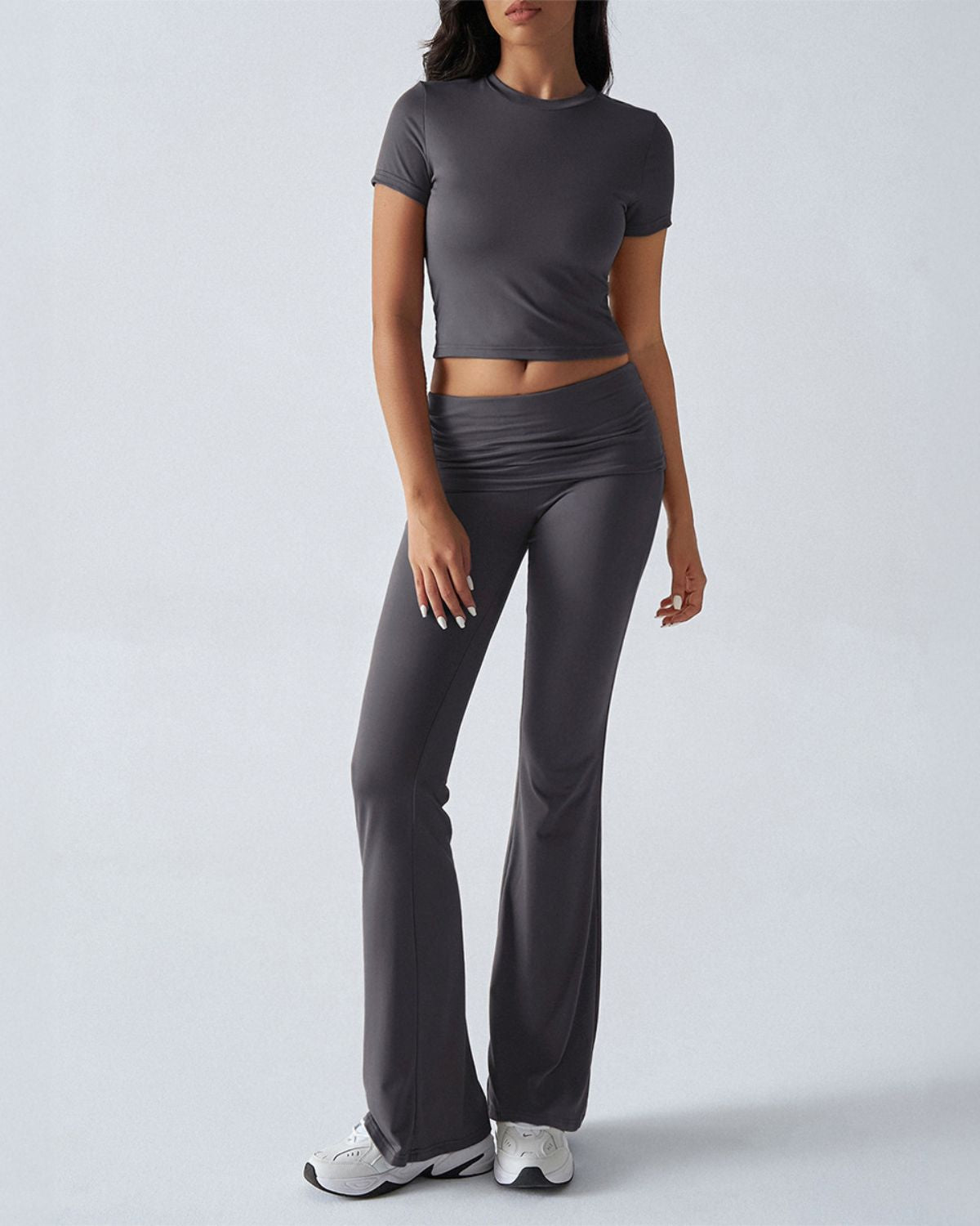Completo da salotto con crop top e pantaloni svasati