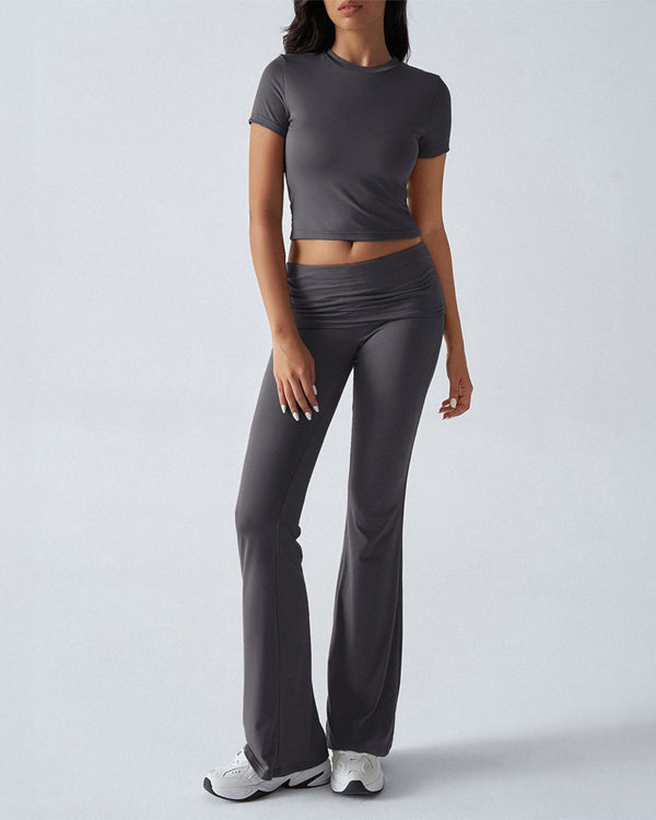 Completo da salotto con crop top e pantaloni svasati