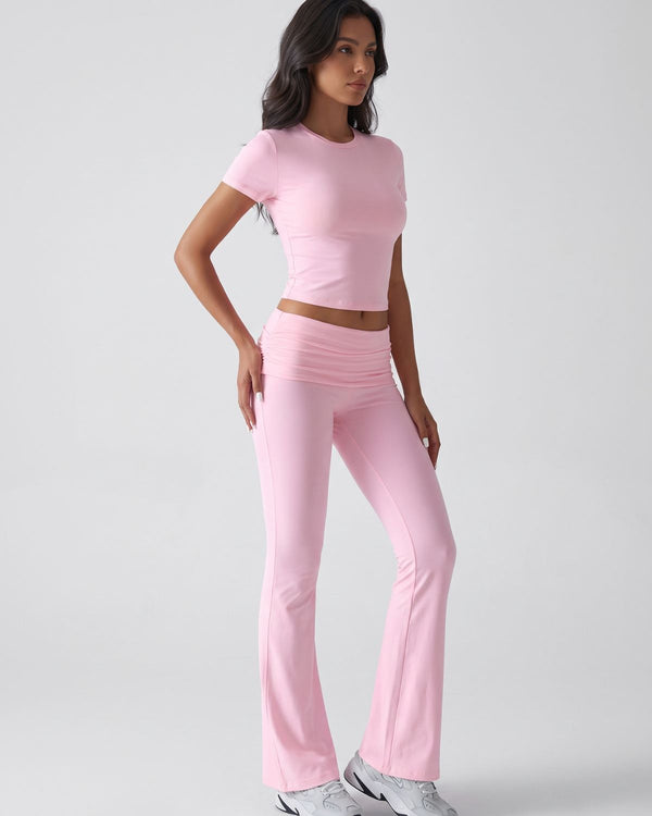 Completo da salotto con crop top e pantaloni svasati