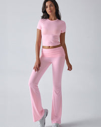 Completo da salotto con crop top e pantaloni svasati
