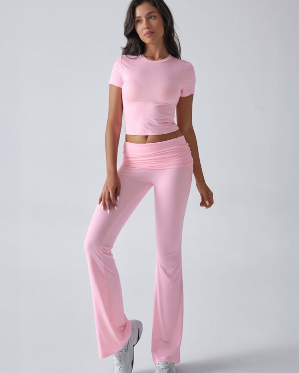 Completo da salotto con crop top e pantaloni svasati