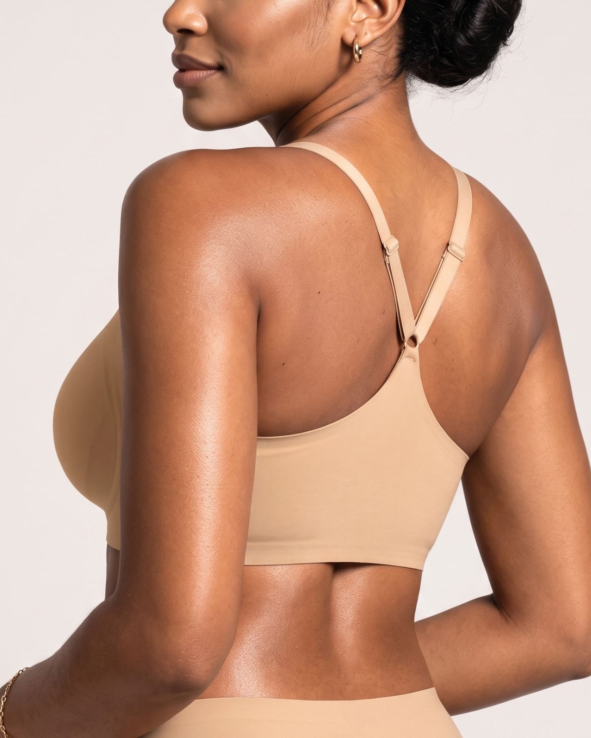 Reggiseno senza ferretto, senza cuciture, con chiusura anteriore e spalline incrociate sulla schiena