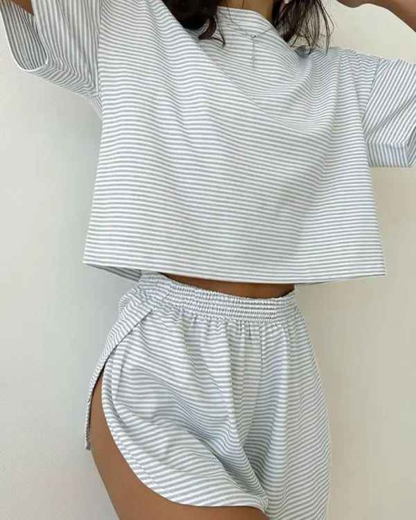 Conjunto de pijama con camiseta a rayas y pantalones cortos con aberturas