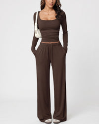 Conjunto de estar por casa con top corto y pantalón acampanado
