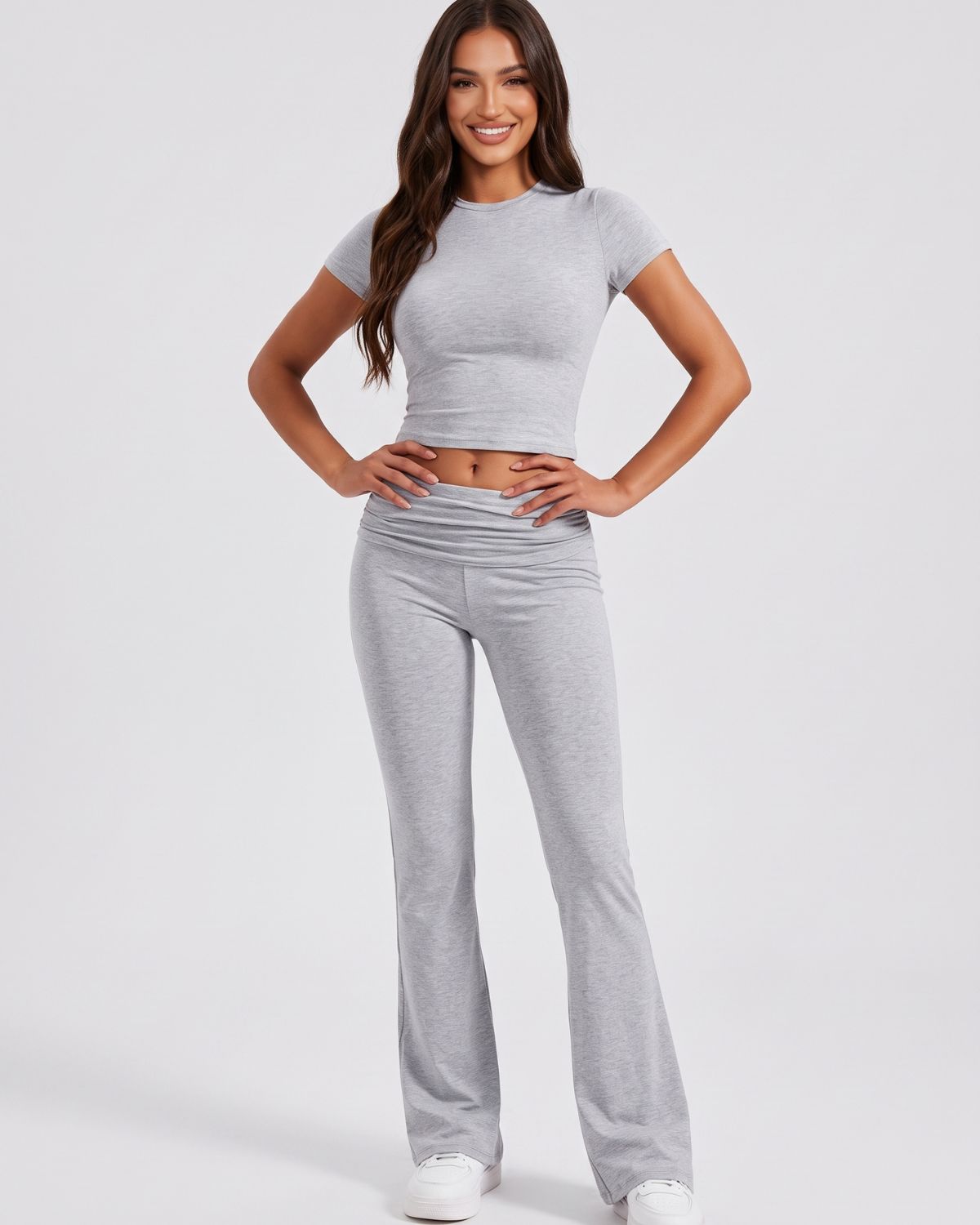 Completo da salotto con crop top e pantaloni svasati