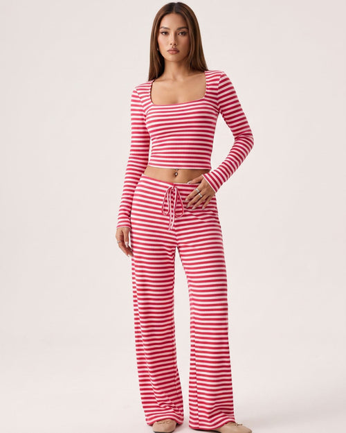 Completo top corto a righe con scollo quadrato e pantaloni a gamba larga 