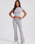 Completo da salotto con crop top e pantaloni svasati