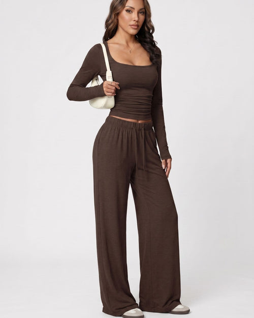 Conjunto de estar por casa con top corto y pantalón acampanado