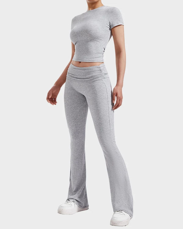 Completo da salotto con crop top e pantaloni svasati