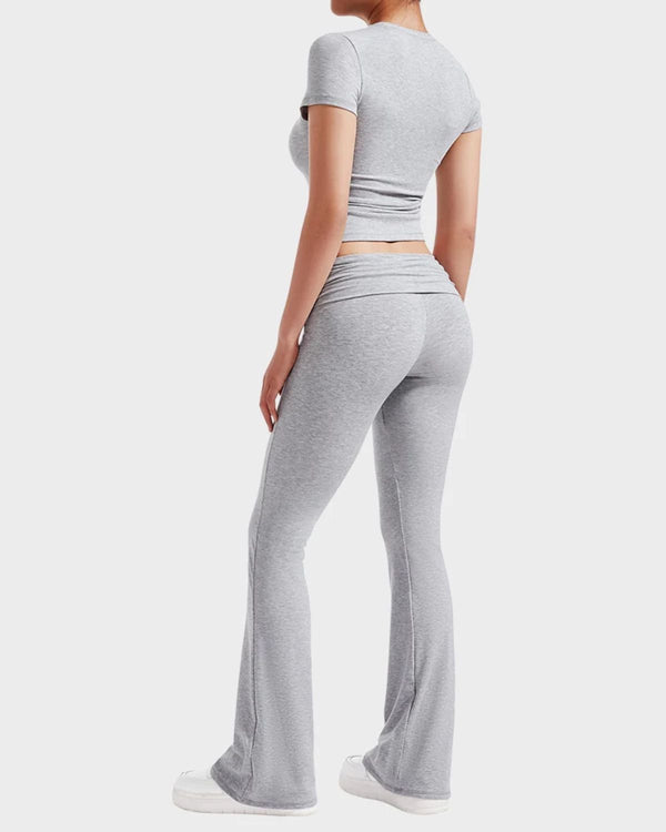 Completo da salotto con crop top e pantaloni svasati