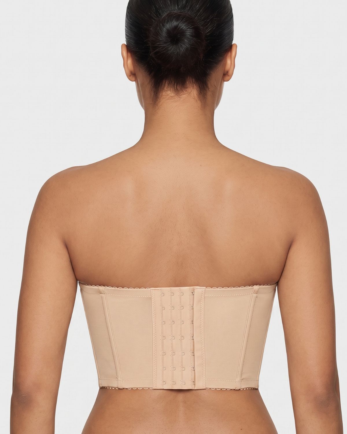 Il reggiseno senza spalline con schienale basso 