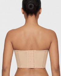 Il reggiseno senza spalline con schienale basso 