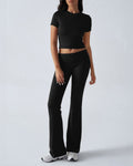 Completo da salotto con crop top e pantaloni svasati
