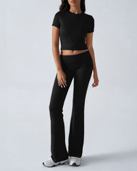 Completo da salotto con crop top e pantaloni svasati