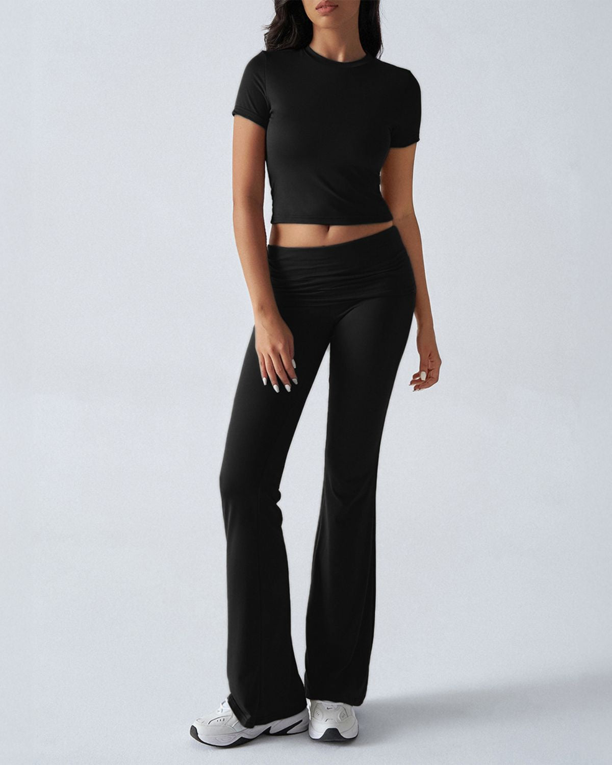 Completo da salotto con crop top e pantaloni svasati