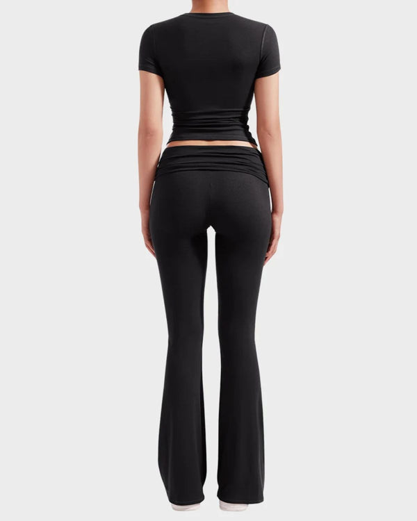 Completo da salotto con crop top e pantaloni svasati