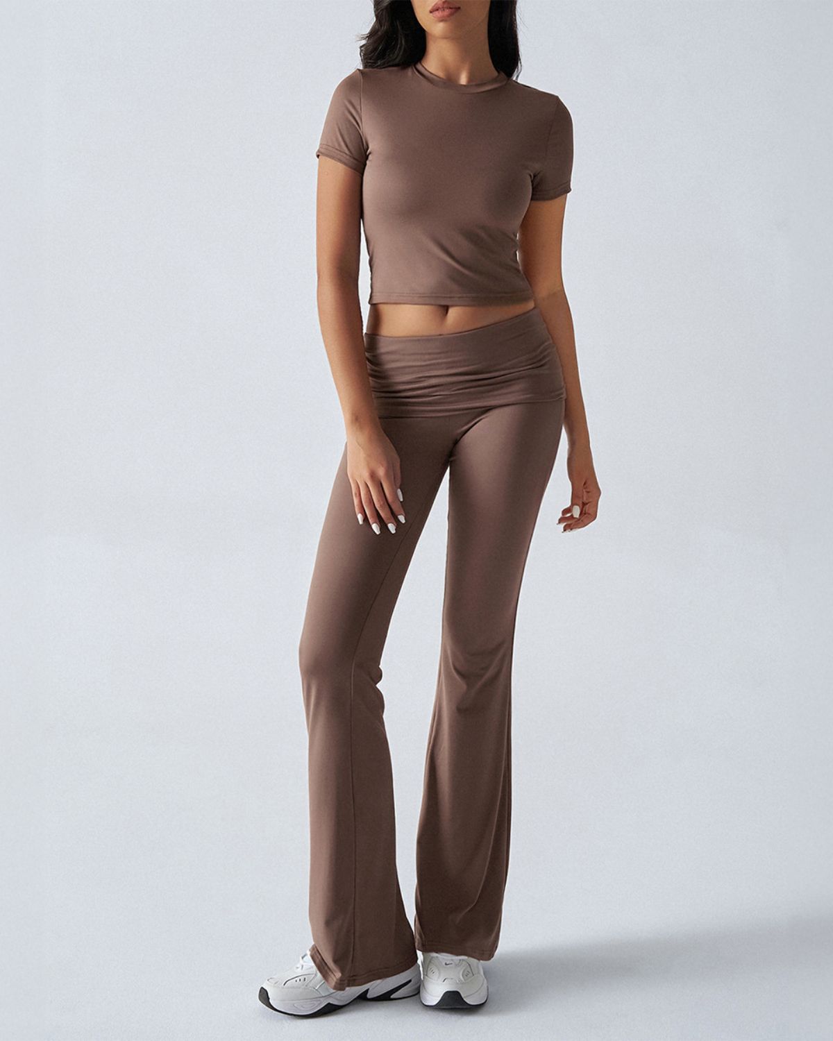 Completo da salotto con crop top e pantaloni svasati