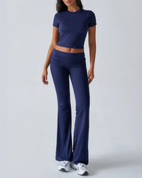 Completo da salotto con crop top e pantaloni svasati