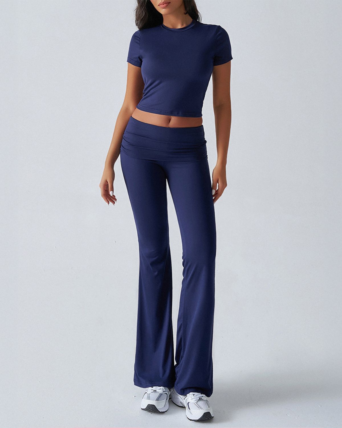 Completo da salotto con crop top e pantaloni svasati