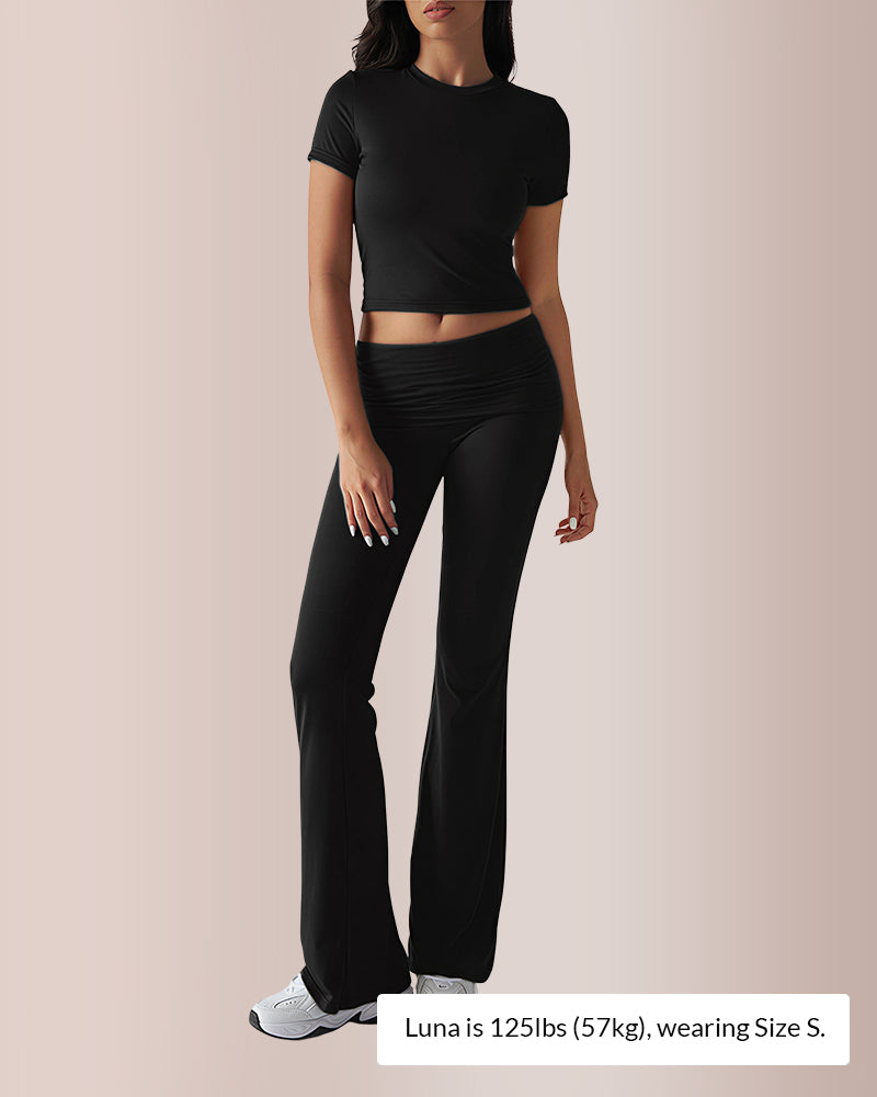 Completo da salotto con crop top e pantaloni svasati