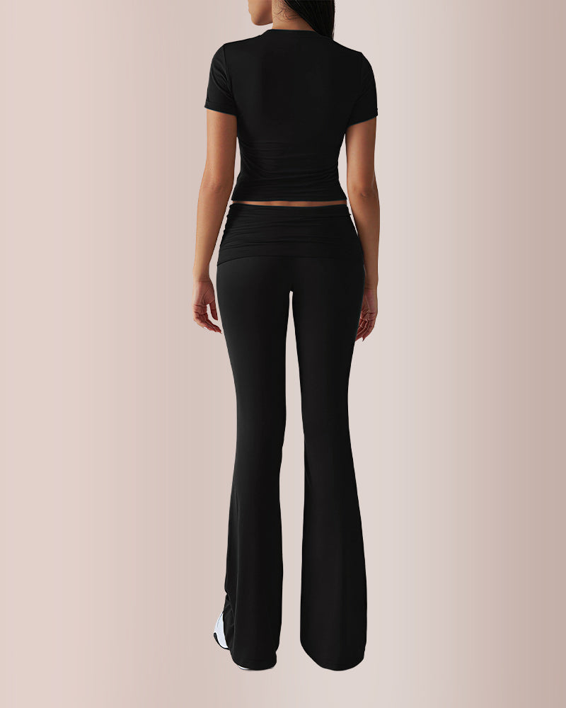 Completo da salotto con crop top e pantaloni svasati