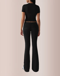 Completo da salotto con crop top e pantaloni svasati