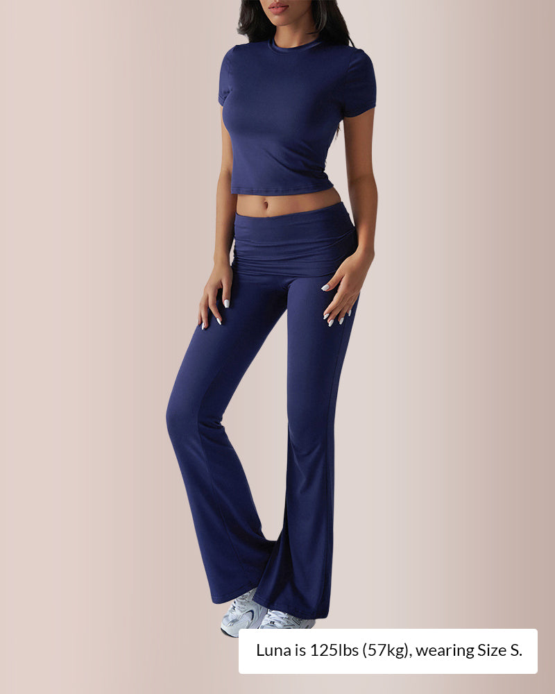 Completo da salotto con crop top e pantaloni svasati