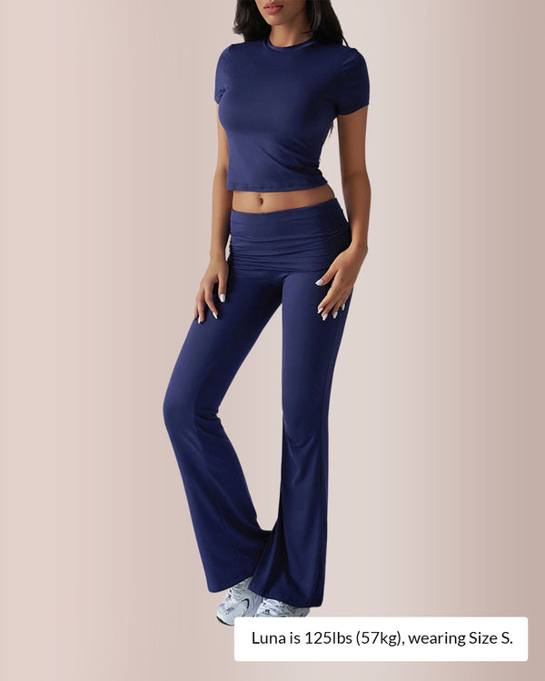 Completo da salotto con crop top e pantaloni svasati