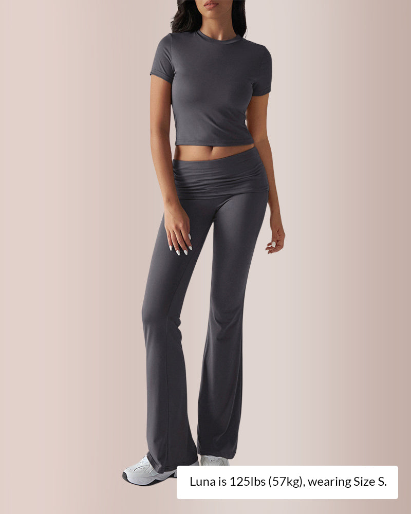 Completo da salotto con crop top e pantaloni svasati