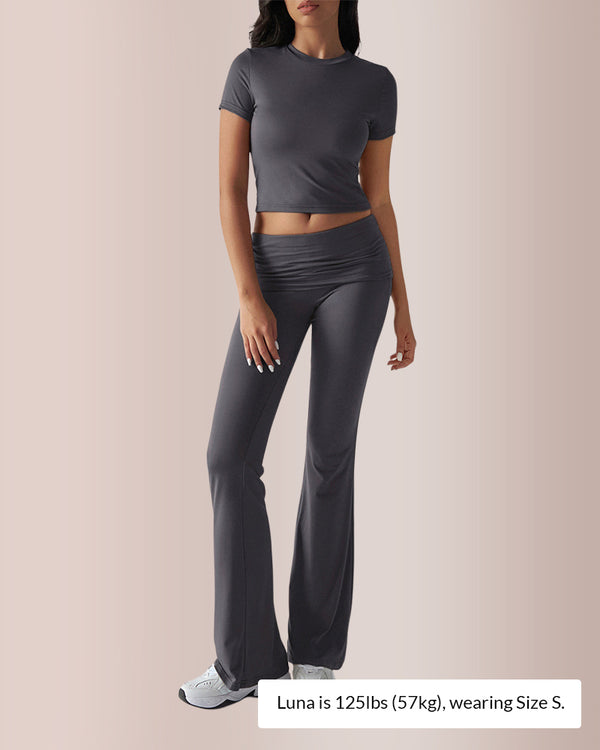 Completo da salotto con crop top e pantaloni svasati