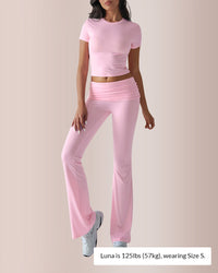 Completo da salotto con crop top e pantaloni svasati