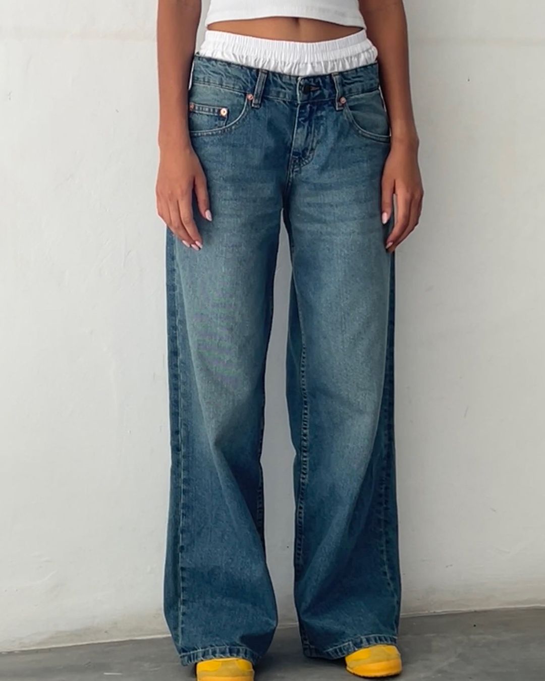 Raw-Hem Mid-Rise Cropped Straight Jeans