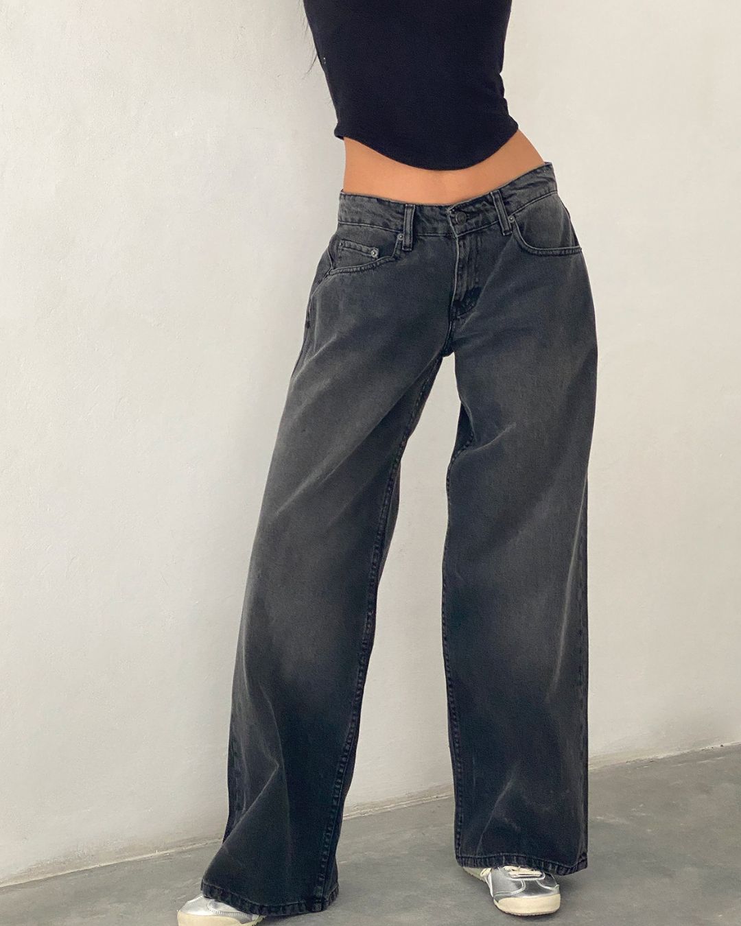 Jeans dritti a vita media e lunghezza cropped con orlo sfrangiato