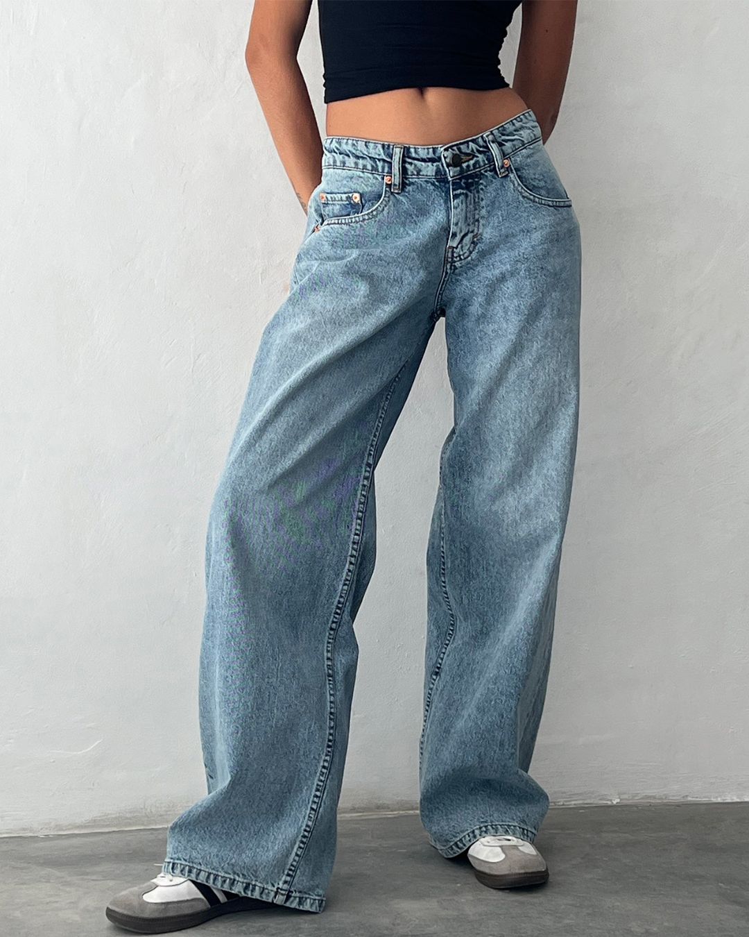 Jeans dritti a vita media e lunghezza cropped con orlo sfrangiato