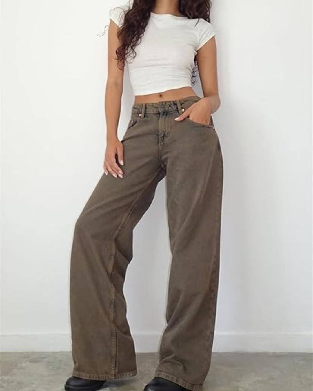 Jeans dritti cropped a vita media con orlo sfrangiato