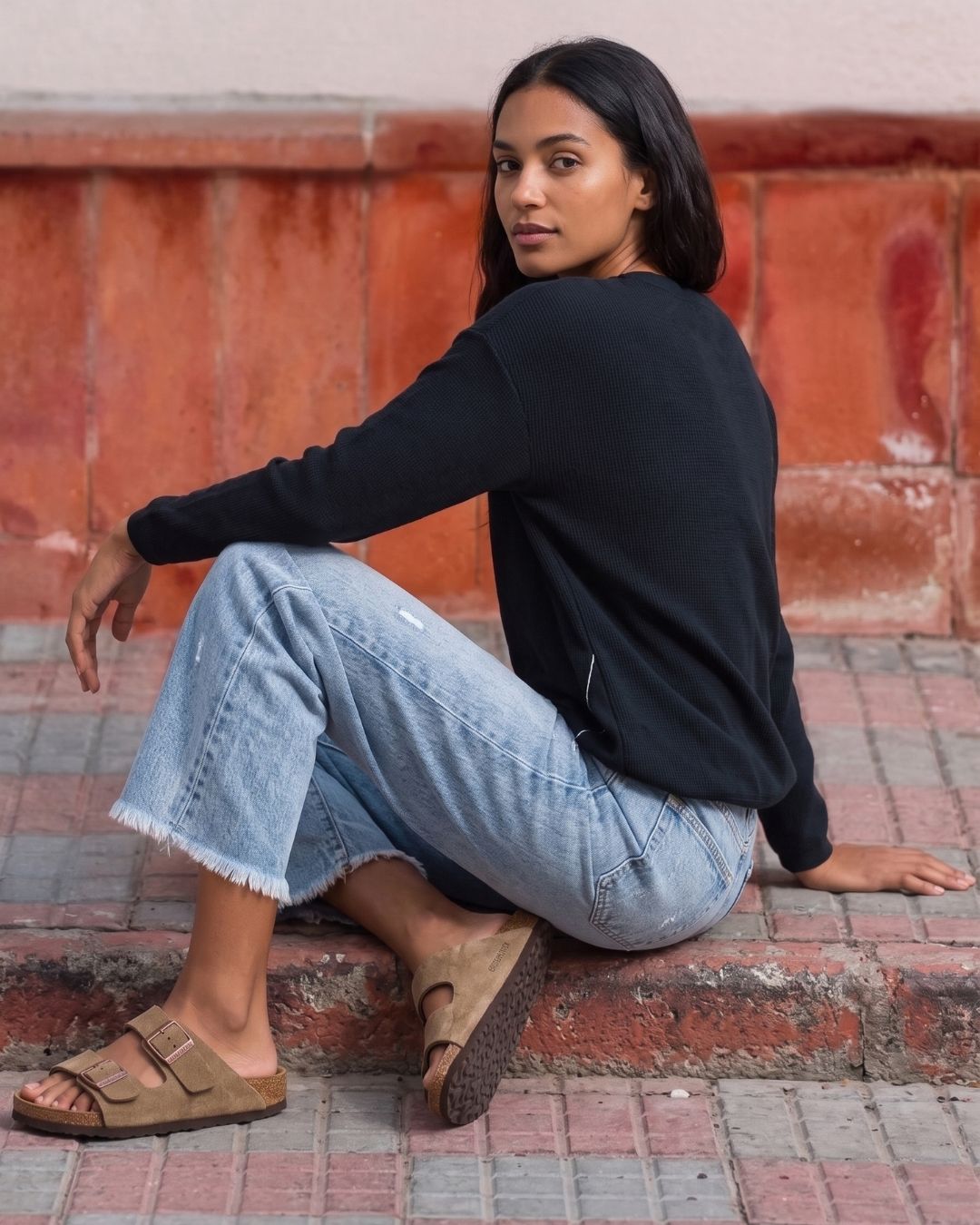 Jeans dritti a vita media cropped con orlo a taglio vivo