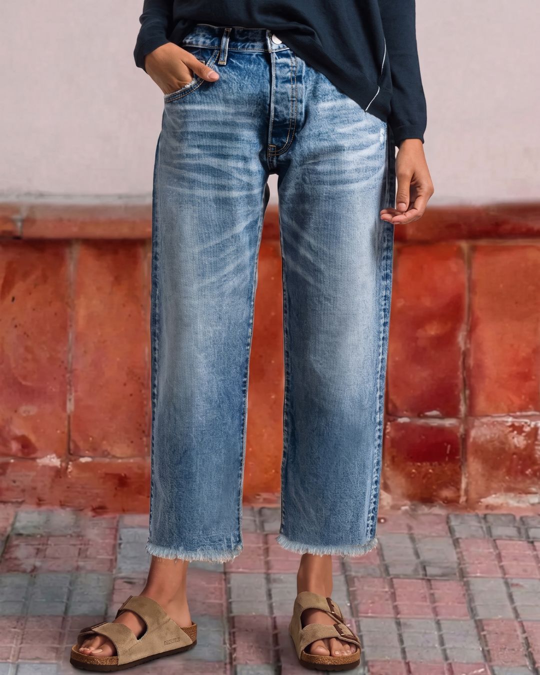Jeans dritti a vita media cropped con orlo a taglio vivo