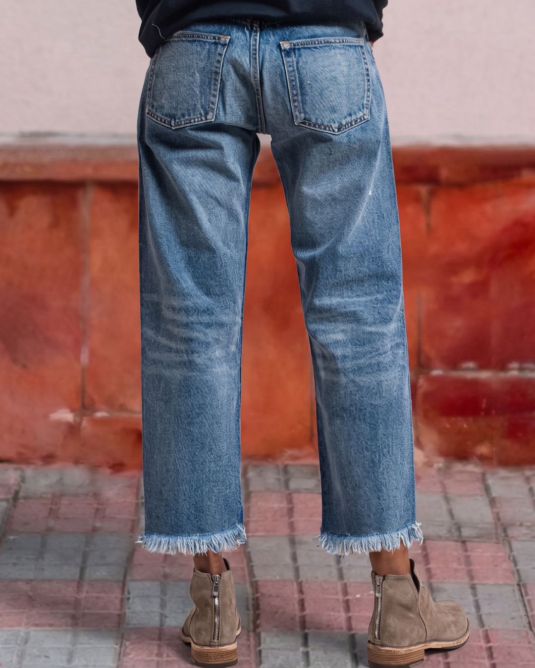 Jeans dritti a vita media cropped con orlo a taglio vivo
