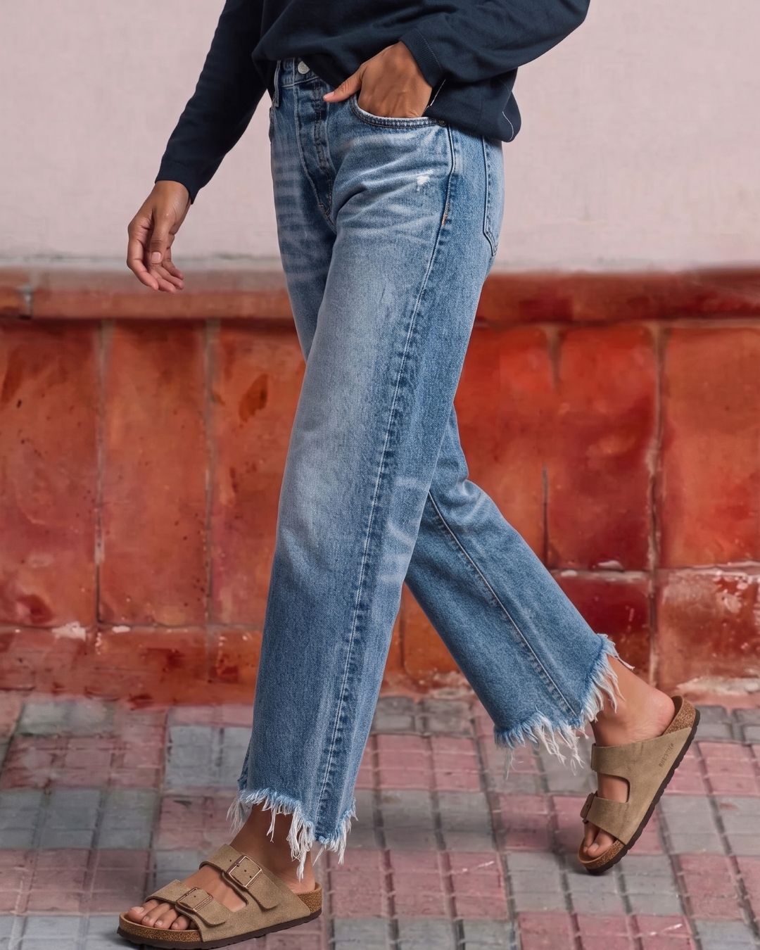 Jeans dritti a vita media cropped con orlo a taglio vivo