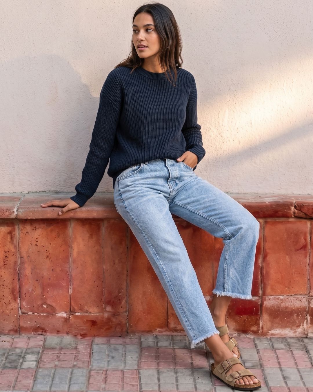 Jeans dritti cropped a vita media con orlo sfrangiato