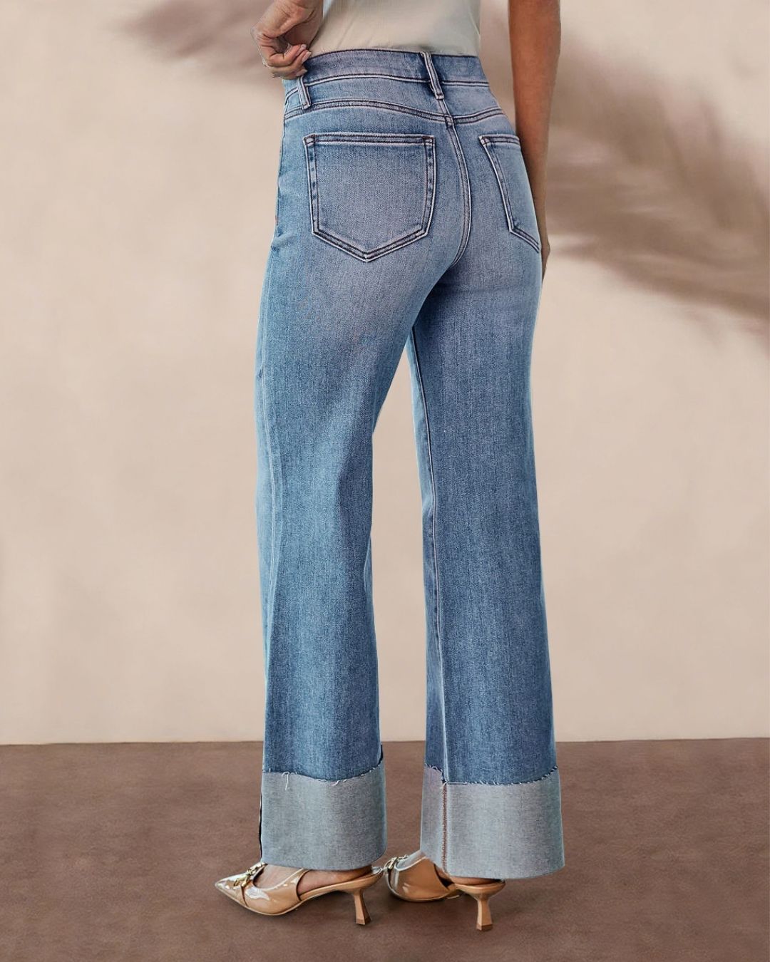 Jeans dritti a vita alta con orlo sfrangiato