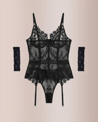Lingerie in pizzo, corsetto e giarrettiera. Set di lingerie. 