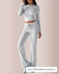 Conjunto de estar por casa con top corto y pantalón acampanado