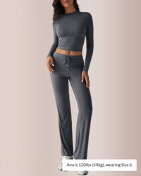 Conjunto de estar por casa con top corto y pantalón acampanado