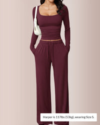 Conjunto de estar por casa con top corto y pantalón acampanado