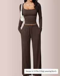 Conjunto de estar por casa con top corto y pantalón acampanado