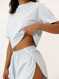Conjunto de pijama con camiseta a rayas y pantalones cortos con aberturas
