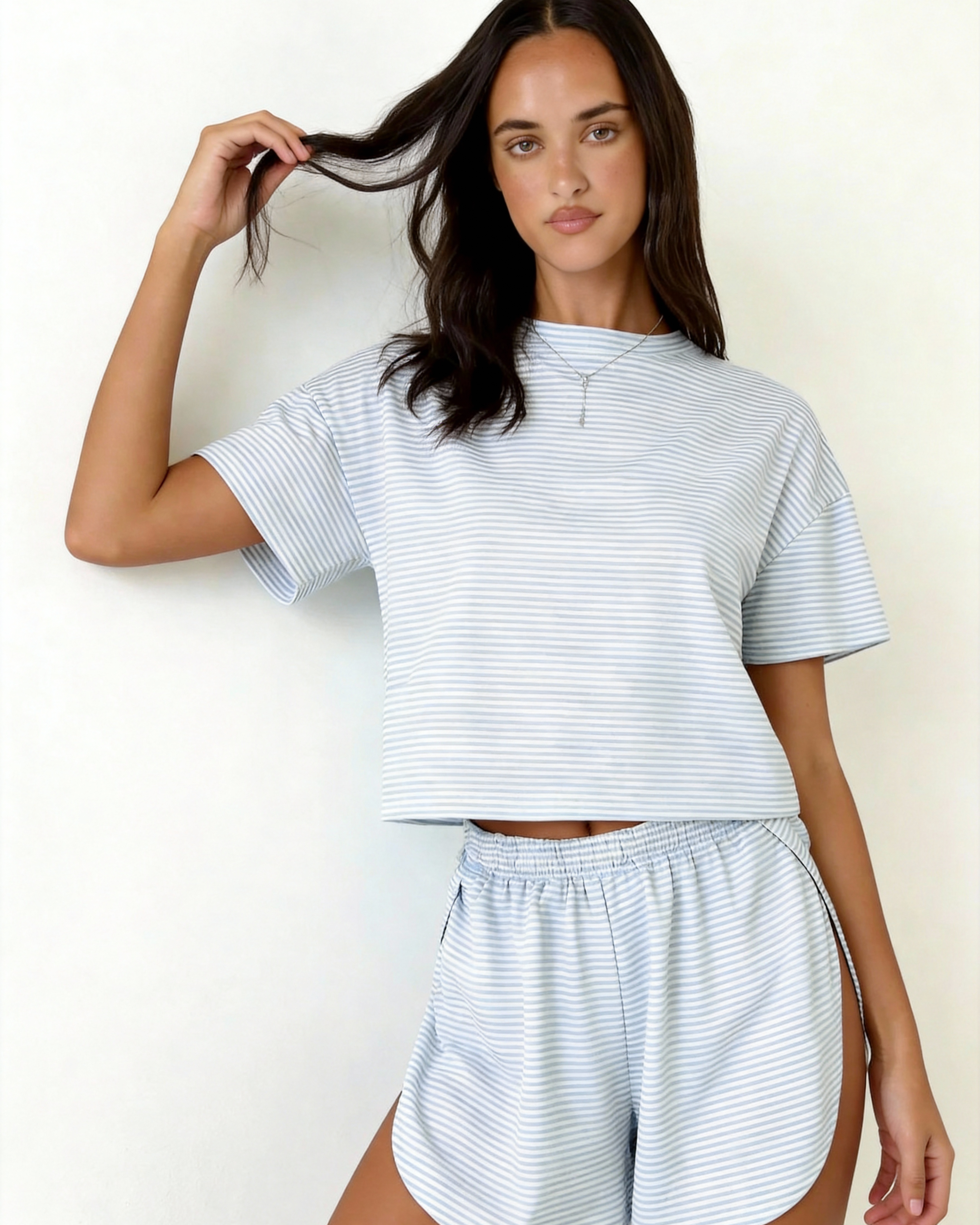 Conjunto de pijama con camiseta a rayas y pantalones cortos con aberturas